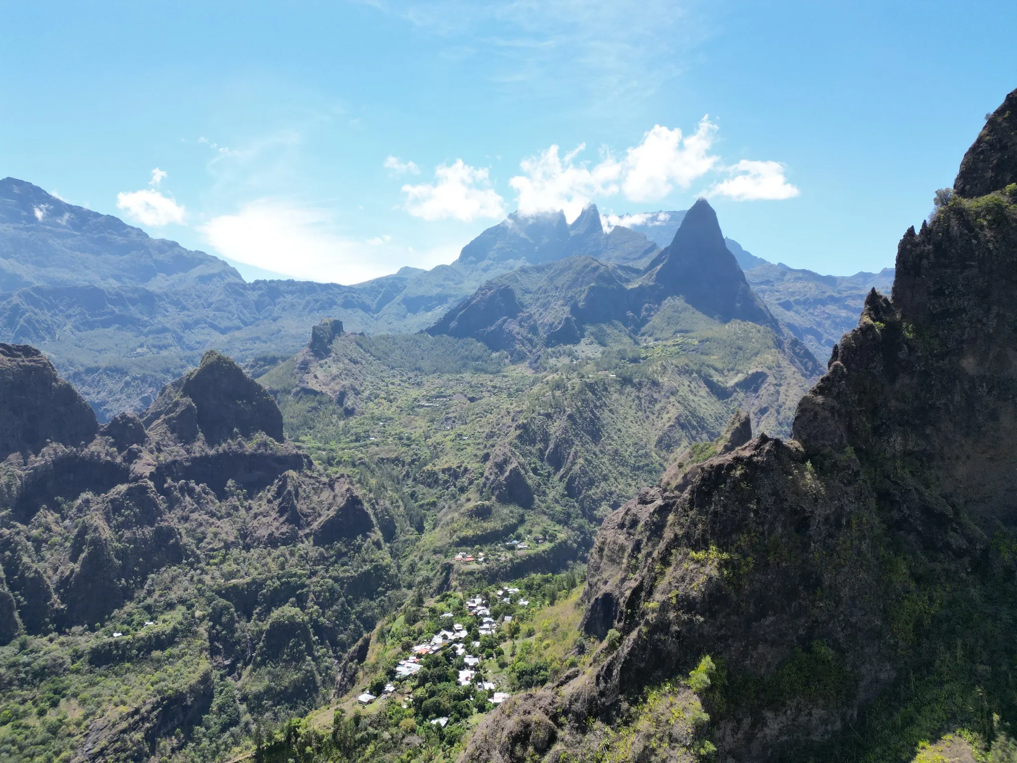 Cirque de Mafate depuis la canalisation des orangers