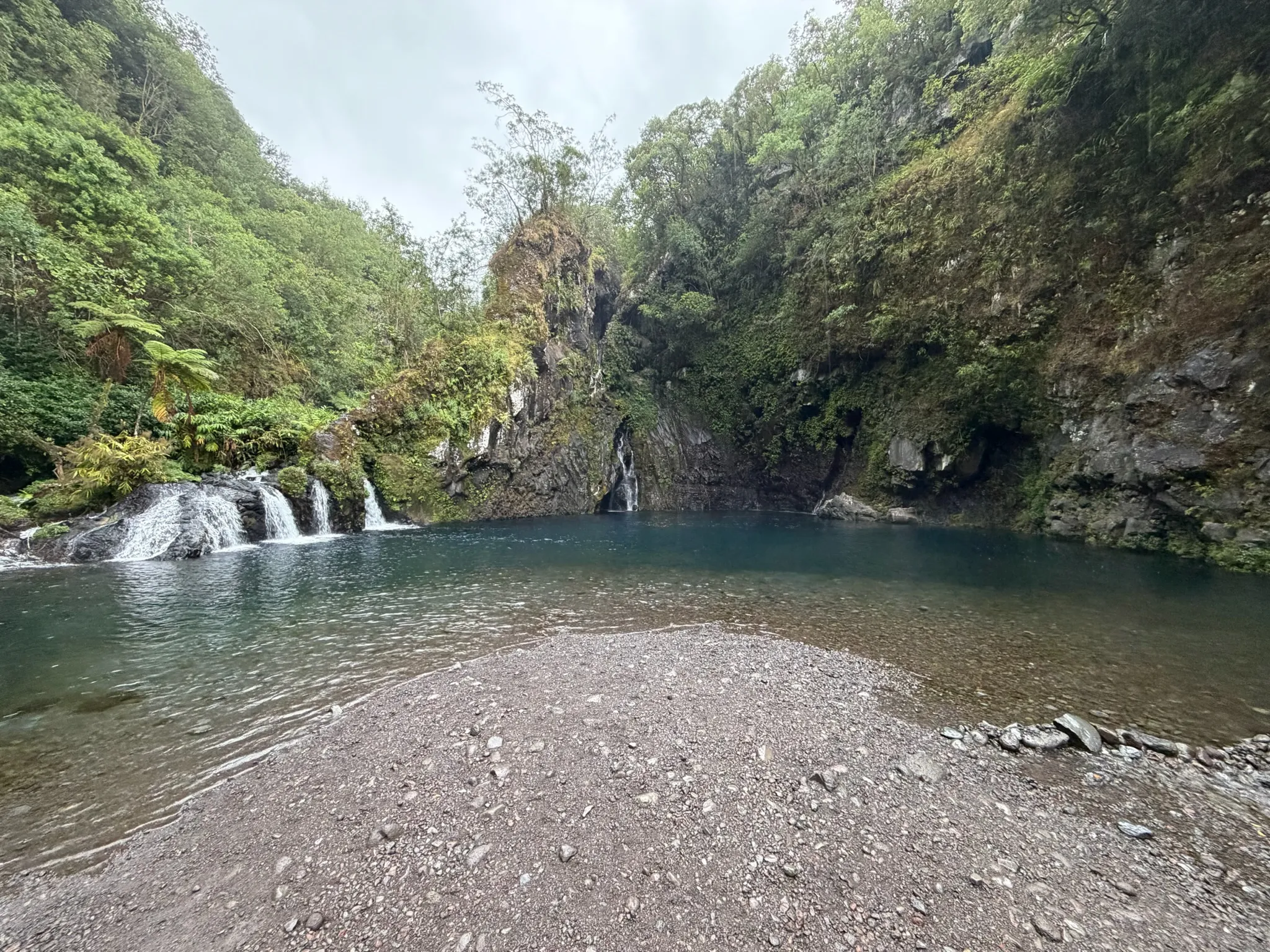 Bassin naturel et cascades