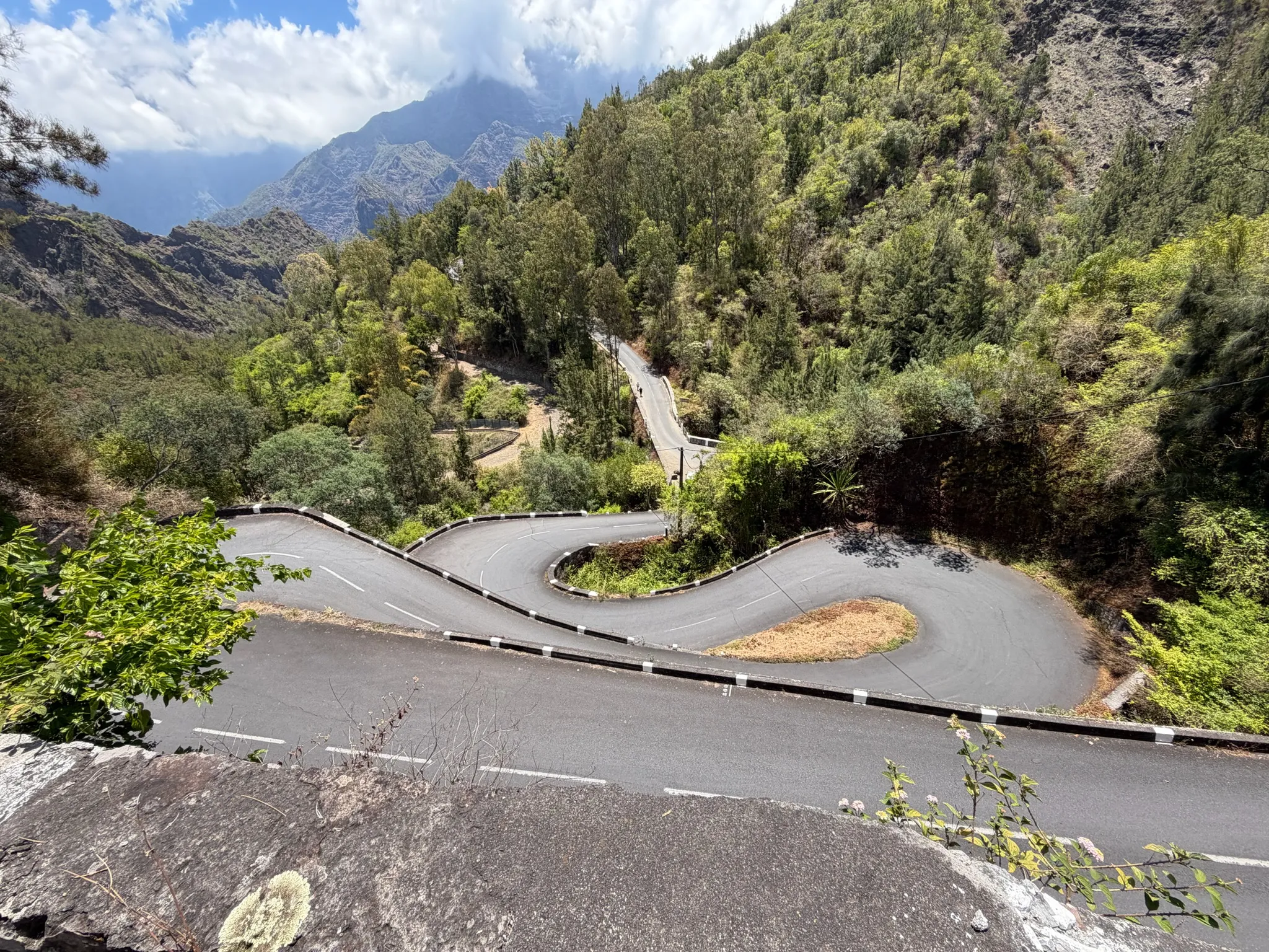 Route en lacets dans la montagne