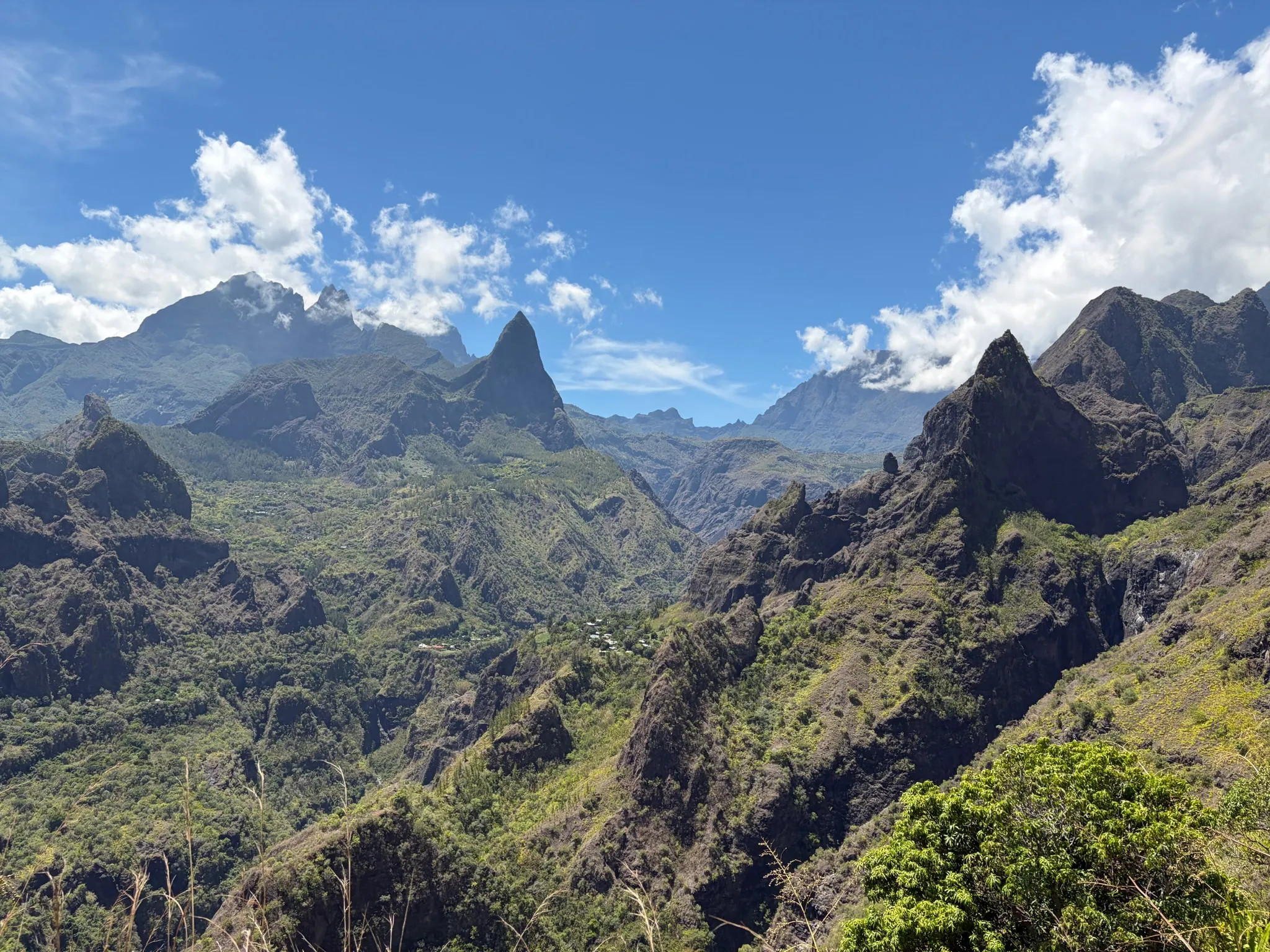 Panorama sur un cirque et ses pitons