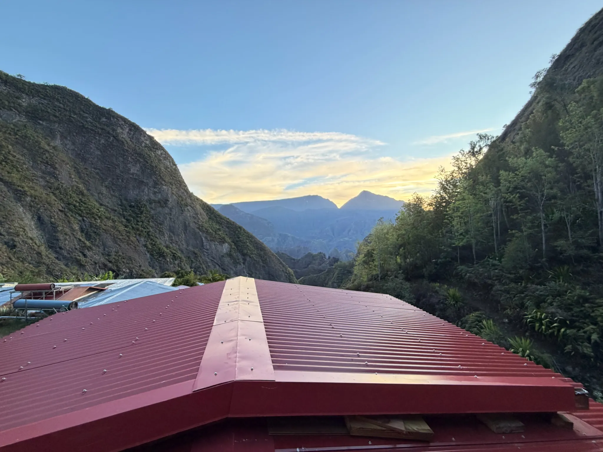 Vue de Mafate au lever du jour