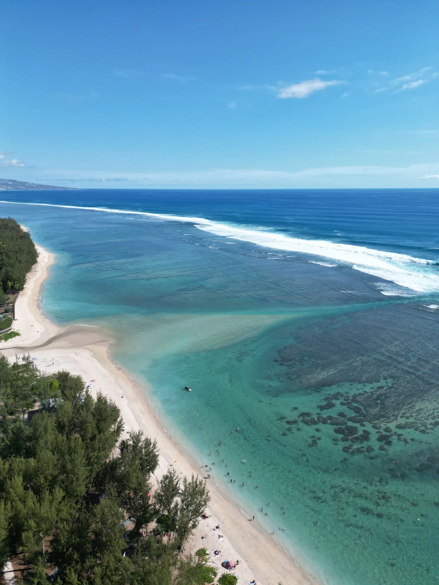 Lagon et plage vus du ciel