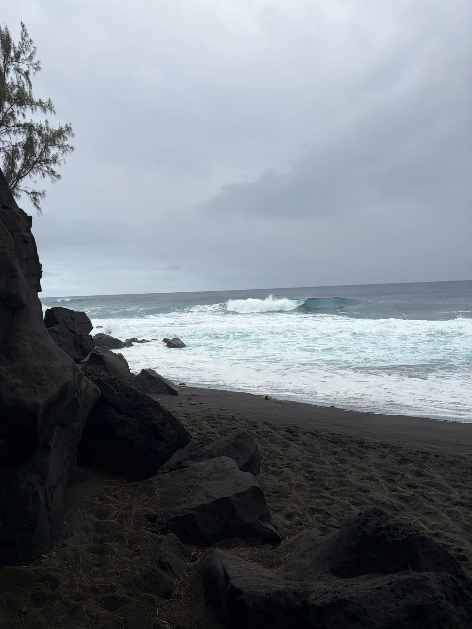 Plage et mer sous un ciel nuageux