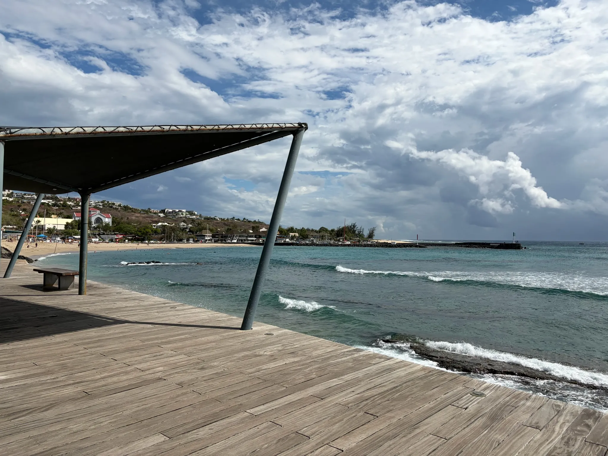 Promenade en bois sur la plage des Roches Noires à Saint-Gilles-Les-Bains.