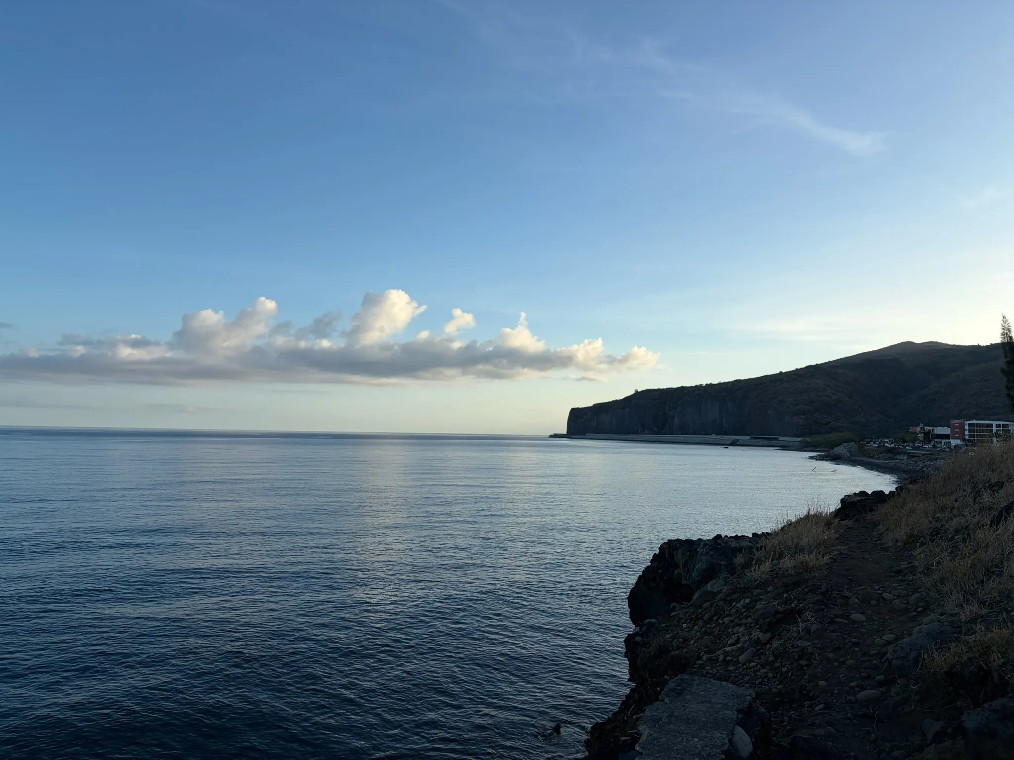 Littoral et falaises sous un ciel clair