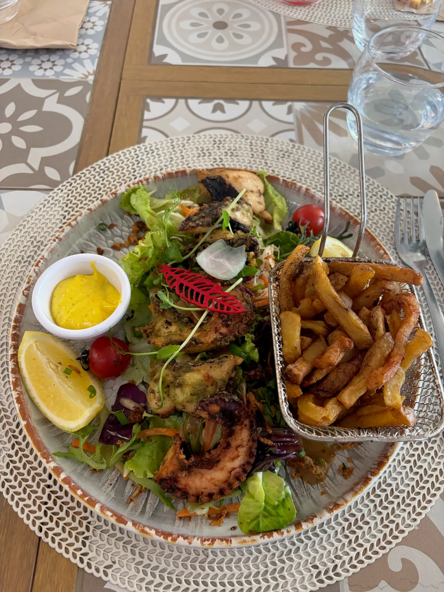 Assiette de zourite grillé et frites