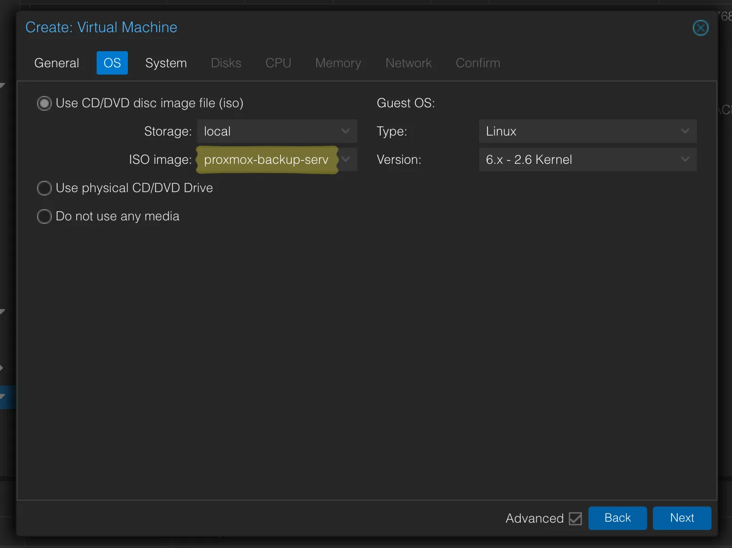 Onglet OS de la création de VM PBS : sélection de l'ISO Proxmox Backup Server